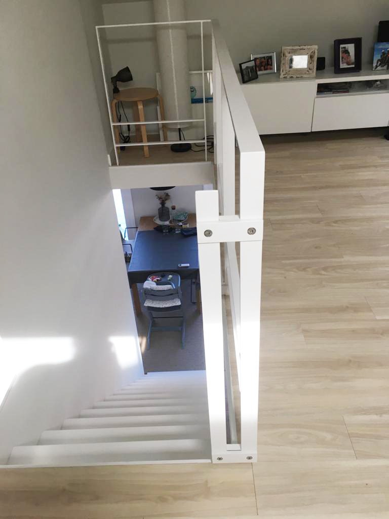 Escalera modelo “Orio”: de chapa contínua y lacada en blanco.