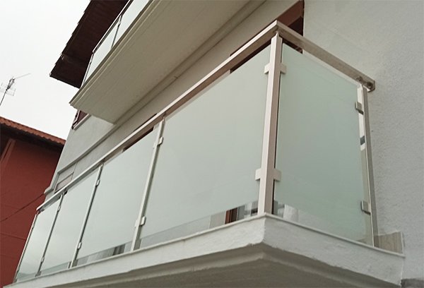 Barandillas de vidrio y acero inoxidable en casa de Andoain.