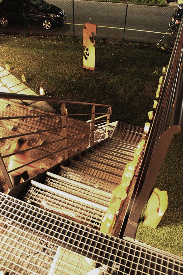 Escalera metálica, pasarela y barandillas para el “KUBO” de Basoko Altzariak.