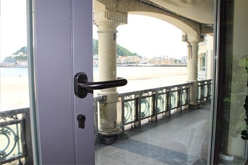 Puertas y ventanas perfil Jansen en la discoteca Bataplán de San Sebastián