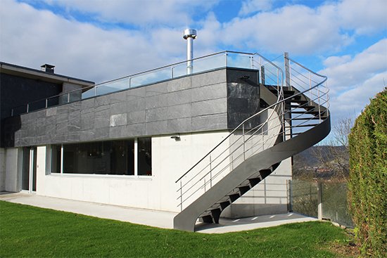 casas_de_lujo_en_san_sebastian_donostia_escalera_metalica.jpg