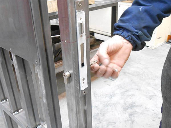 cerraduras para puertas en gipuzkoa puertas de hierro puertas a medida puertas batientes