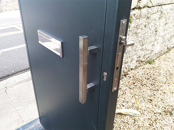 cerrajeros en donostia san sebastian para colocar puertas de cerramientos. bombin, cerradura, manilla, llaves