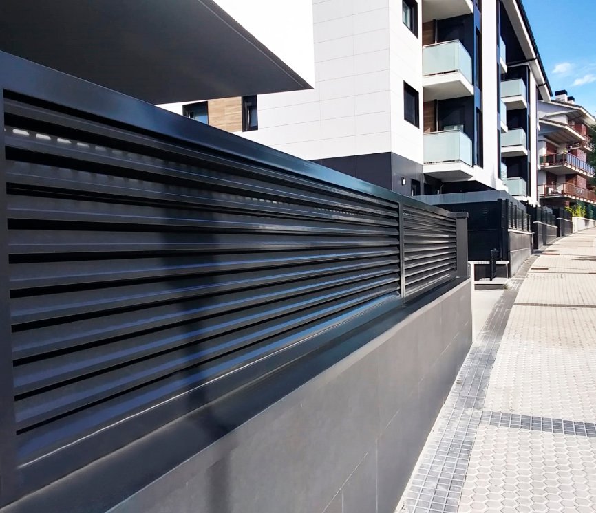 cerramiento_de_panel_aluacero_cierres_en_color_negro.jpg