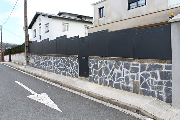 cerramientos y cercados con desnivel como instalarlos. una solucion de diseño y atractiva