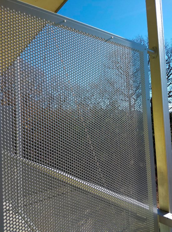 el cerramiento de chapa perforada es el más adecuado para el albergue de uba de san sebastian donostia con circulos en toda la chapa ocultacion parcial en los cerramientos