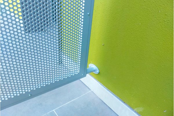 Separadores metálicos para los balcones del albergue de Uba de San Sebastián.
