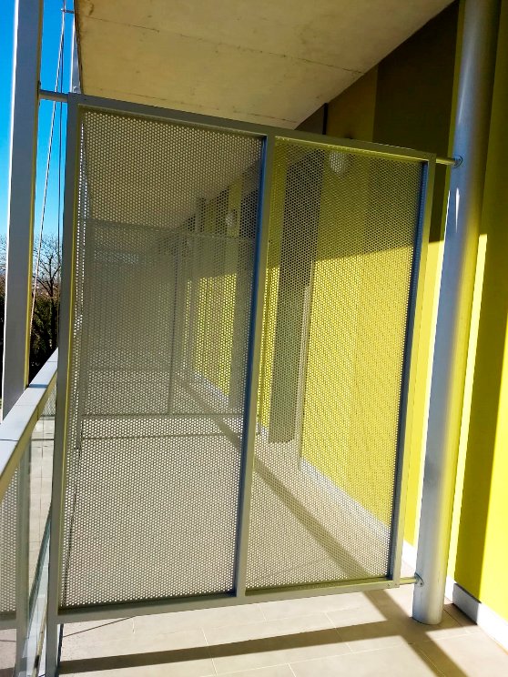 el albergue de una de san sebastian ofrece habitaciones con precios baratos para alberguistas, turistas viajeros, surferos.... hemos trabajado en las habitaciones baratas colocando los separadores metálicos