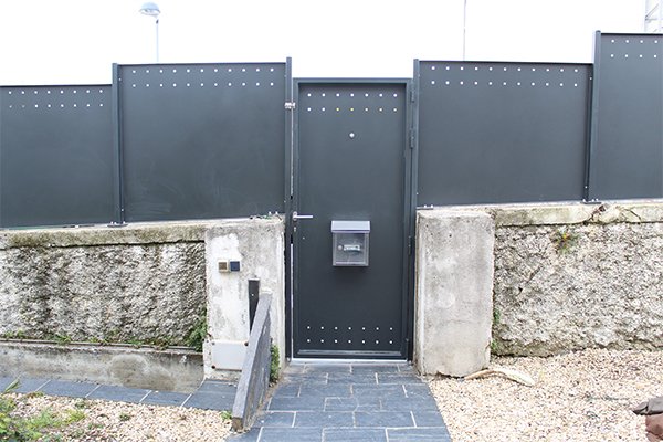 Cierre metálico lacado al horno de aspecto privativo en Donostia.