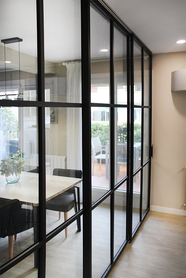 cierre_acristalado_tipo_industrial_para_separar_salon_y_cocina.jpg