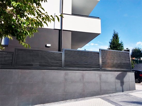 Cerramiento de panel aluacero galvanizado en Hondarribia