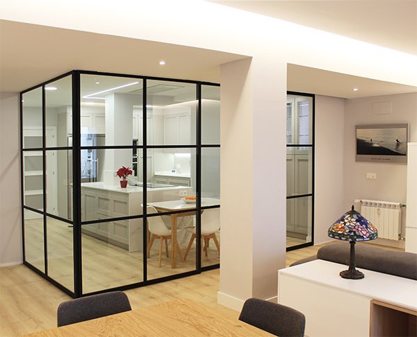 cierres_metalicos_acristalados_separar_espacios_salon_cocina.jpg