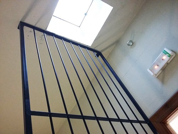 Cerramientos metálicos en hierro para protección y evitar caídas en el acceso a la claraboya