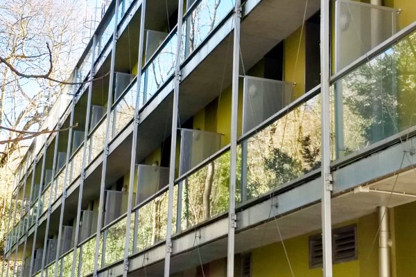 fotografias del albergue de uba de san sebastian, ubicado en las cercanías del parque de ametzagaina. En ibarkalde nos hemos encargado de realizar los separadores metálicos para segregar los balcones de las habitaciones