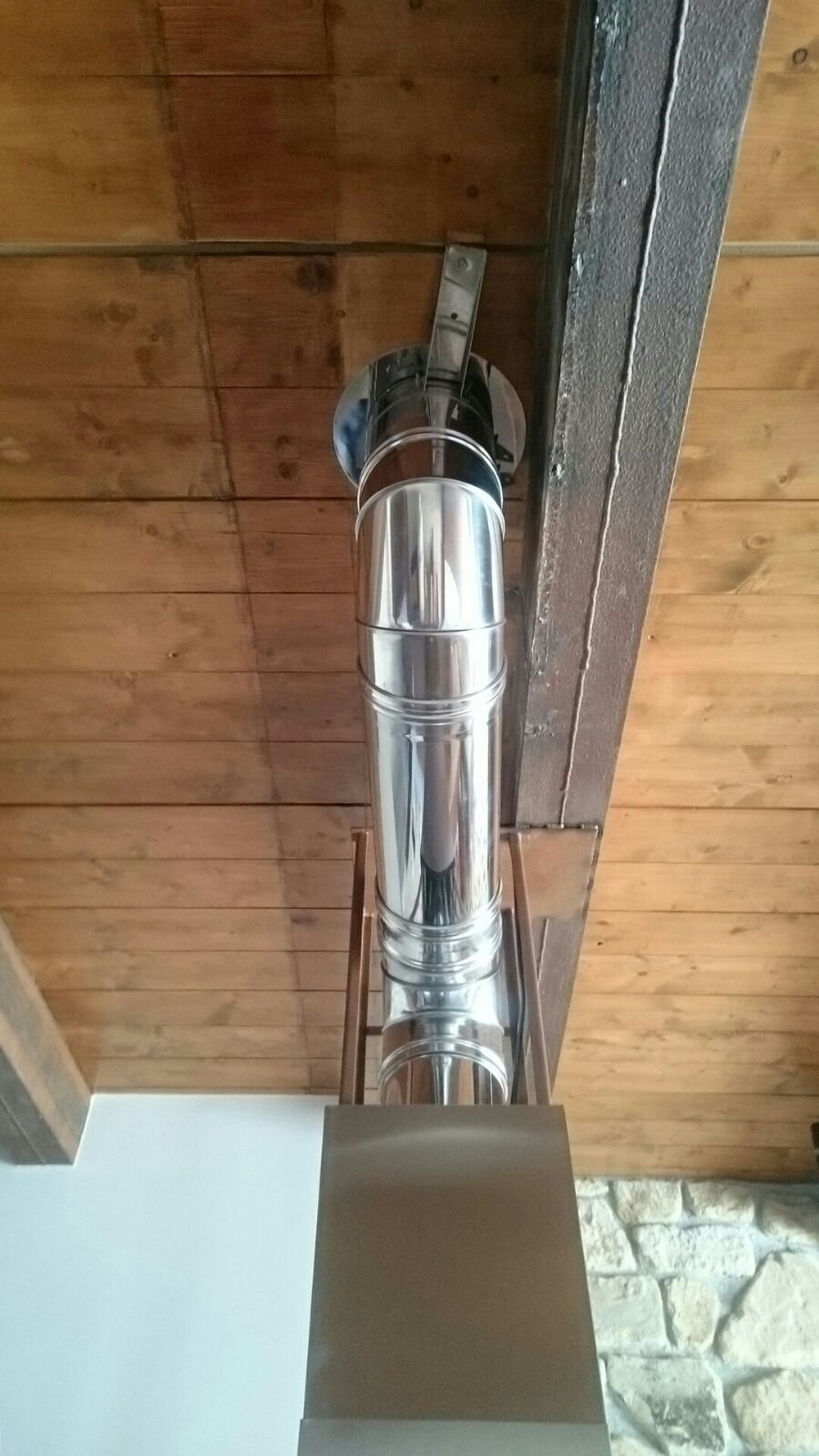 Soporte metálico para campana extractora de humos en vivienda de diseño.