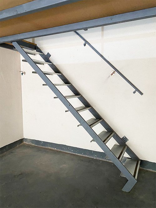 como_colocar_una_escalera_en_una_entreplanta_metalica_en_gipuzkao_san_sebastian_donostia.jpg