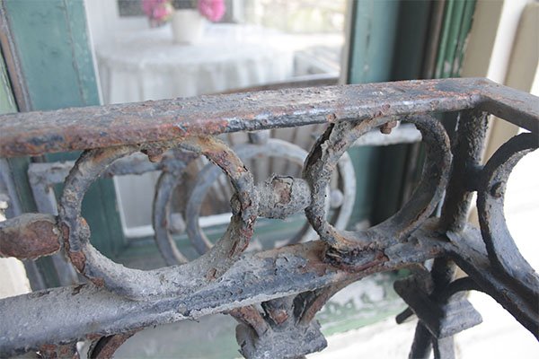como_restaurar_una_barandilla_oxidada_rehabilitacion_de_balcones_en_donostia.jpg
