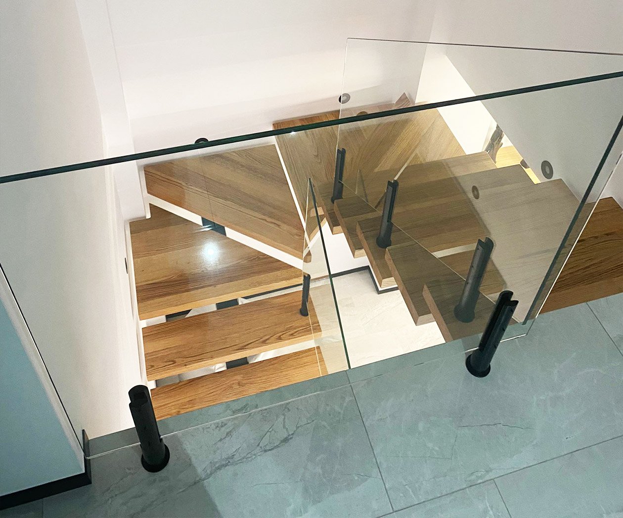 Soportes de acero para alojamiento de barandilla de vidrio