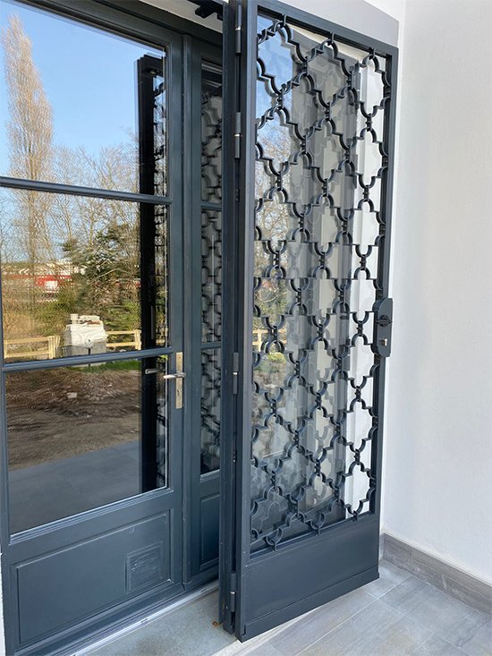 Reacondicionamiento de puerta metálica con tratamiento de lacado al horno.