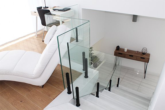 +precio de una barandilla de vidrio con su poste metálico de sujección. Cuanto cuestan los herrajes para soportar barandillas de vidrio de 8+8. Mira nuestros precios y tarifas y compra online en nuestra págin web