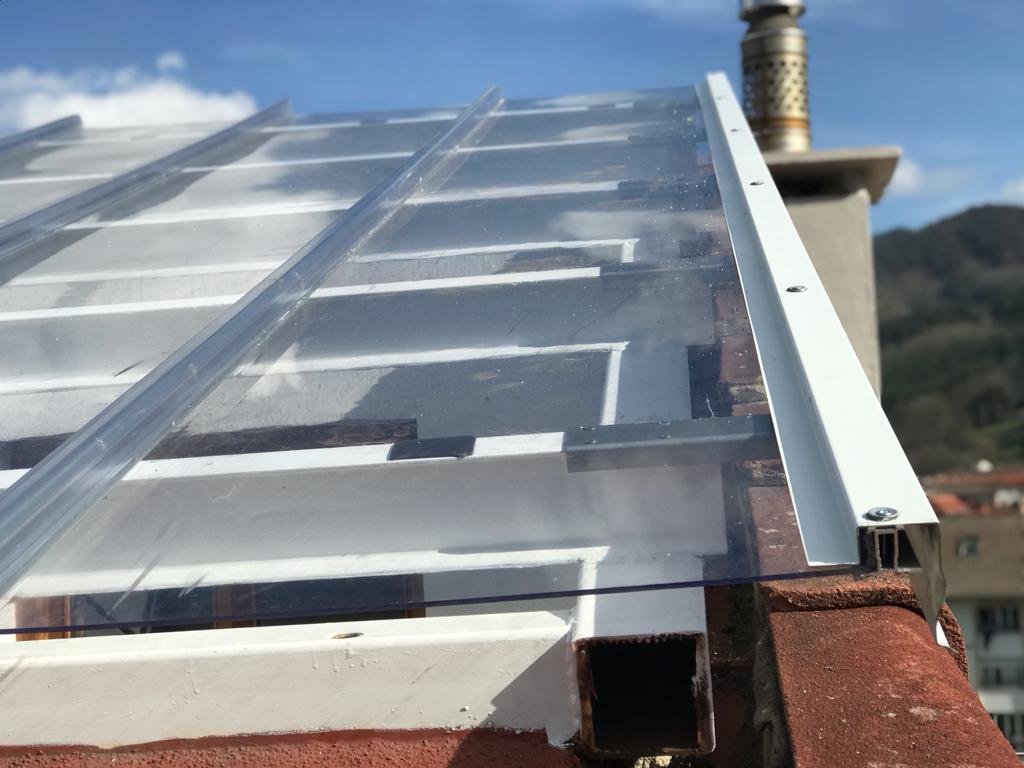 de_qu_material_estan_hechos_los_lucernarios_de_los_tejados_danpalon_compacto.jpg