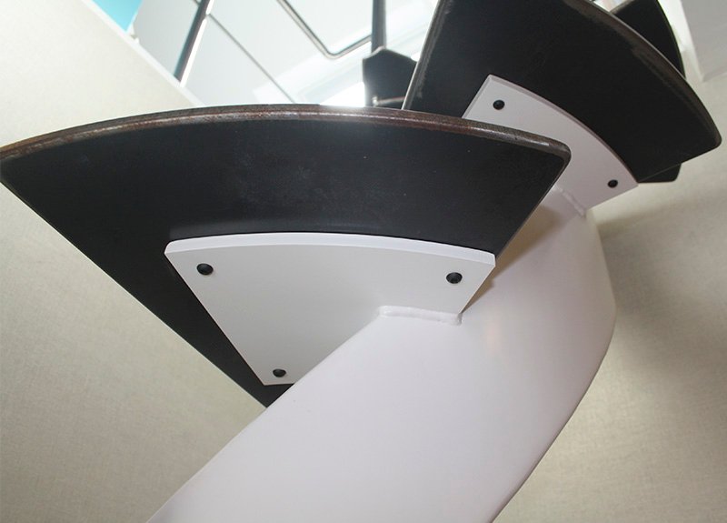 Escalera helicoidal modelo «Zarautz» para espacio reducido.