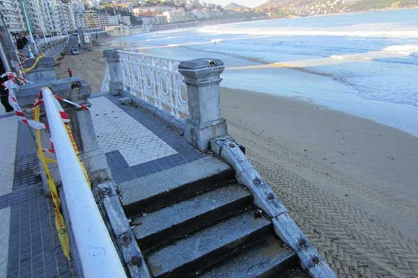 Algunos tramos de la barandilla de la concha de san sebastián quedaron totalmente destrozados por el temporal