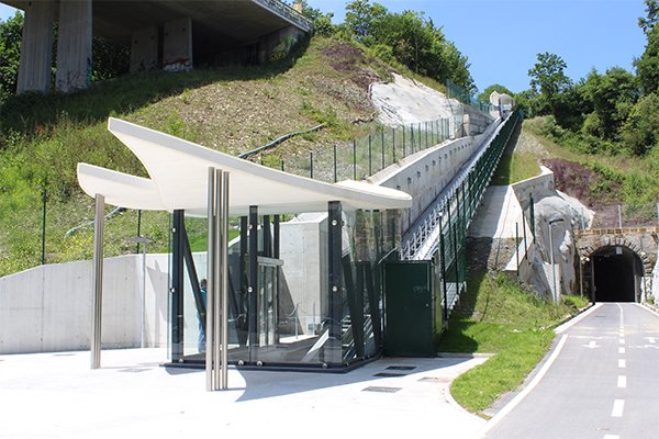 el nuevo ascensor inclinado de Morlans da servicio a cientos de vecinos de morlans y aiete