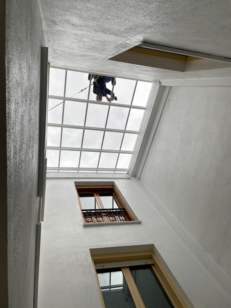 Ibarkalde. empresa instaladora de lucernarios en tejados de comunidades, pabellones, empresas... somos especialistas. Trabajamos en altura con total seguridad