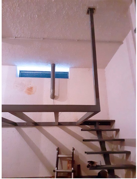 Entreplanta metálica para garaje con zona curvada.