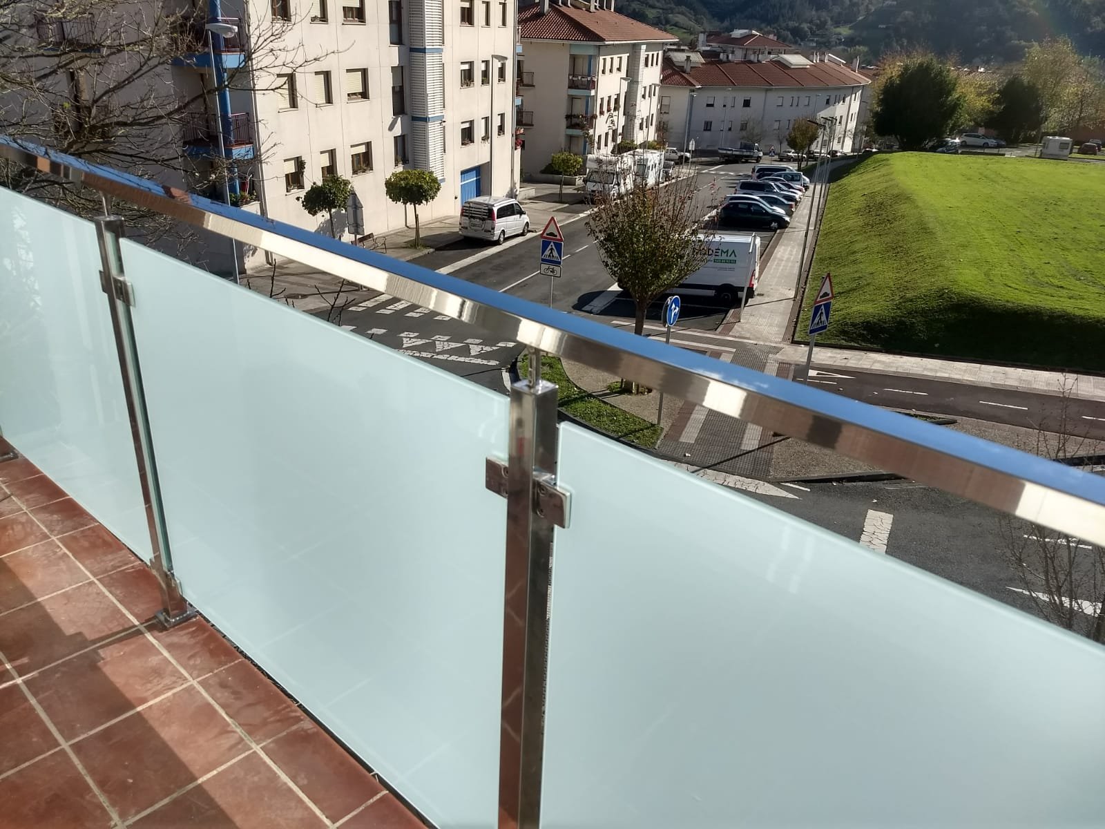 Barandillas de acero inoxidable y vidrio en vivienda de Usurbil.