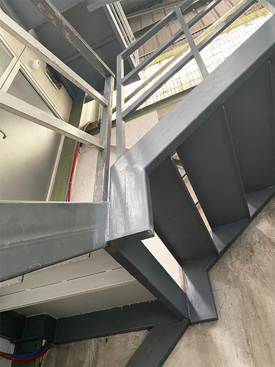 Escalera modelo “Goierri”: funcionalidad y resistencia para entornos industriales.