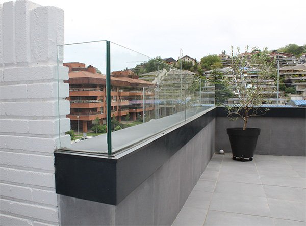 barandillas de vidrio en san sebastian gipuzkoa con perfil en la base sin pilares ni apoyos