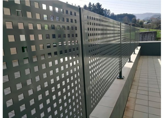 Cierre metálico de chapa perforada en Azpeitia.