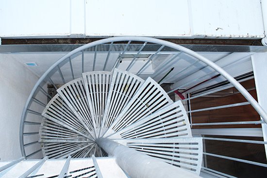 Escalera modelo “Aldapeta”:  helicoidal para uso en exteriores.