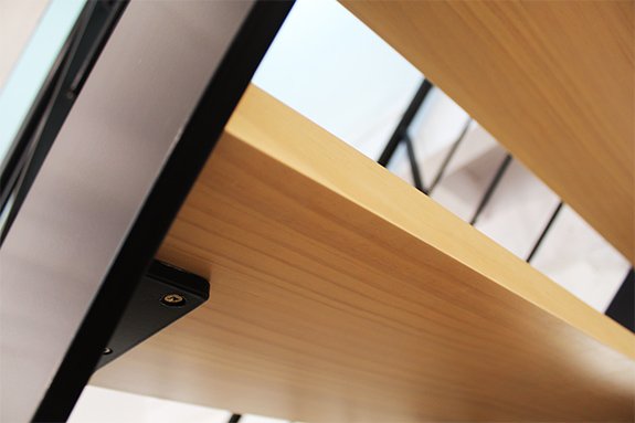 la escalera tiene madera de pino tratado