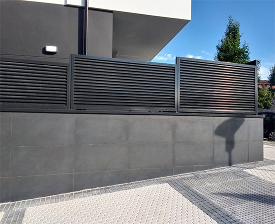 empresas_especialistas_en_vallados_y_cierres_en_gipuzkoa_panel_aluacero.jpg