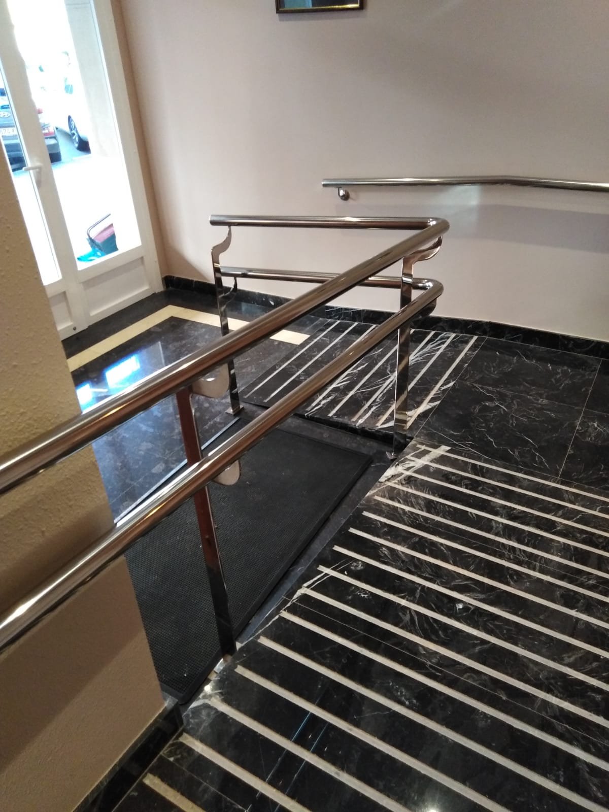 Barandilla y pasamanos en inox AISI 304 para comunidad de propietarios de Hernani.