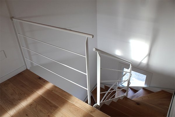 Escalera modelo «Zizurkil»: compensada con zanca interior helicoidal.