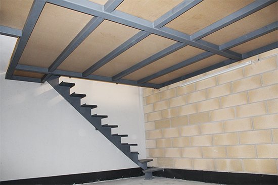 entreplanta_metalica_con_escalera_compensada_en_hernani_gipuzkoa.jpg