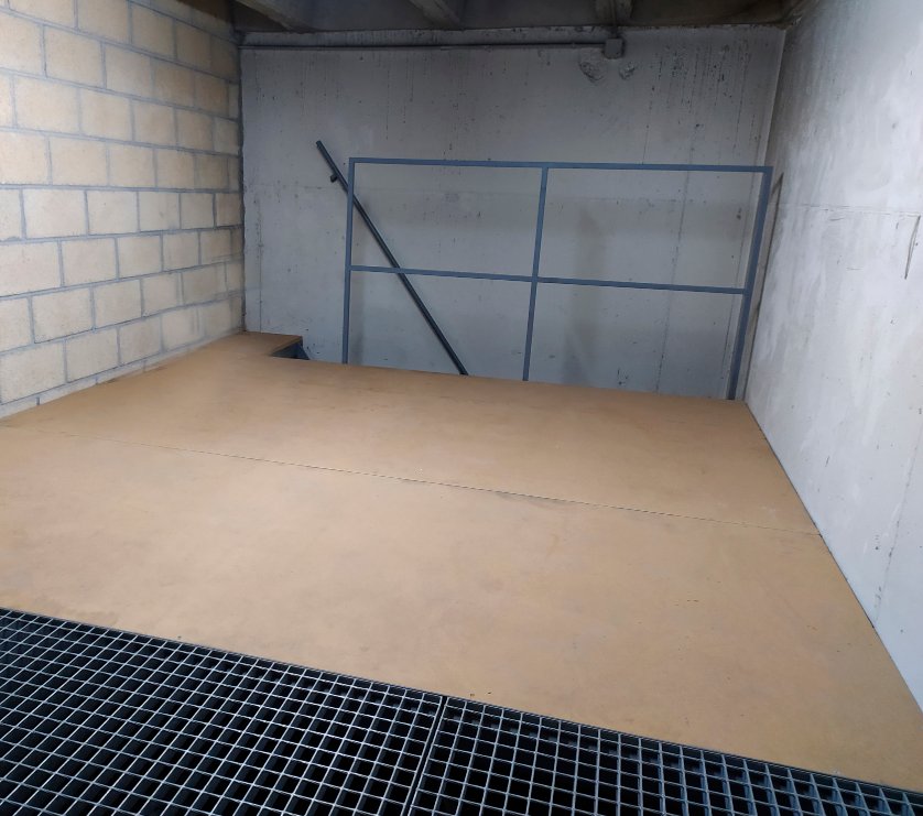 Entreplanta metálica para garaje con escalera lateral articulada