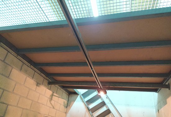 entreplanta_metalica_en_hernani_con_escalera_lateral_articulada.jpg