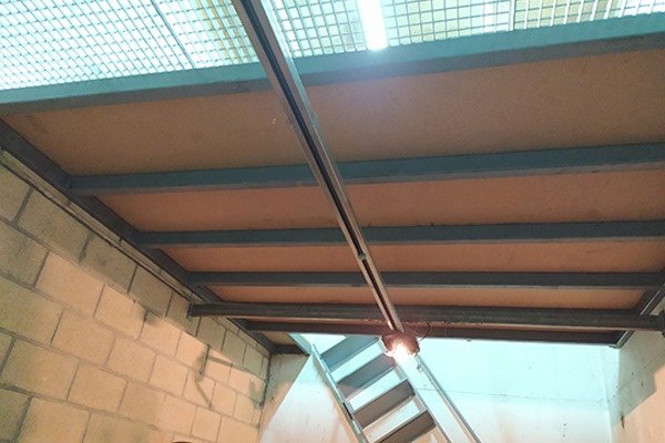 Entreplanta metálica con escalera lateral articulada Entreplanta metálica con escalera lateral articulada