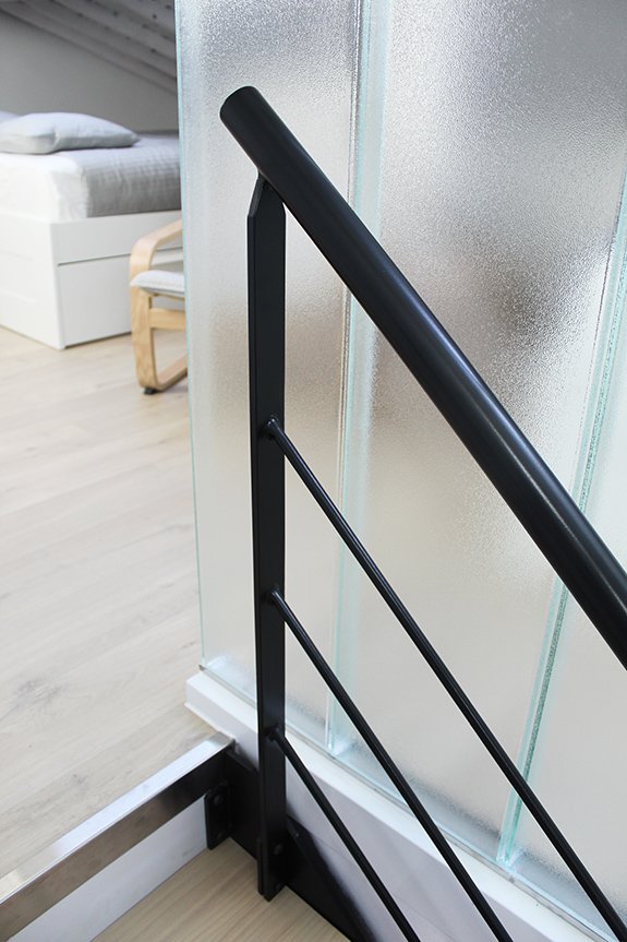 la escalera modelo San Martin cuenta con dos barandillas lacadas en negro de alta resistencia