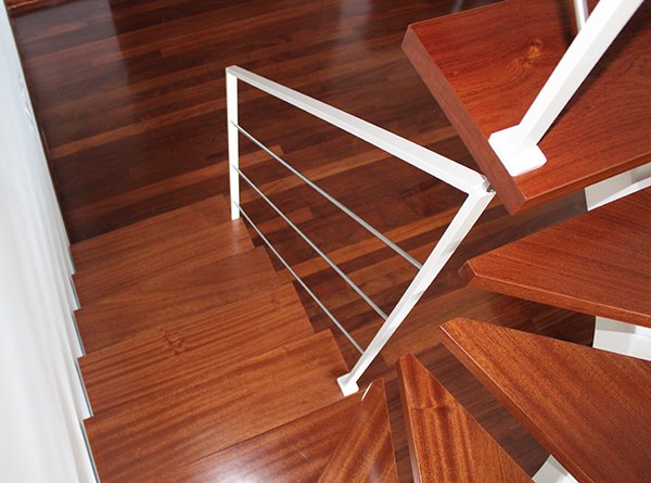escalera_con_escalones_de_madera_para_interiores_con_zanca_central_curvada.jpg