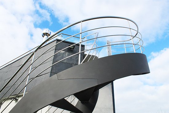 escalera_con_estructura_curvada_en_san_sebastian_donostia.jpg