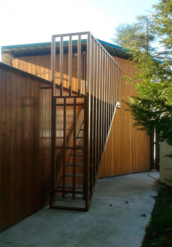 escalera_con_puerta_cerramiento_en_acero_galvanizado.jpg