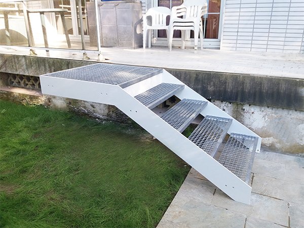 escalera_de_acceso_a_jardin_de_peldaos_de_tramex.jpg