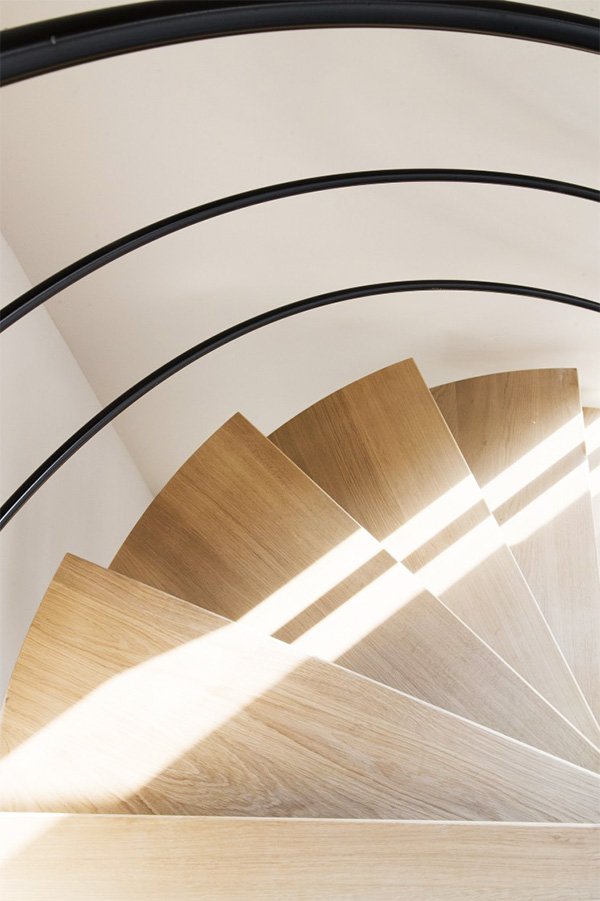 Escalera modelo “Urola”: con forma helicoidal y peldaños de madera de roble.