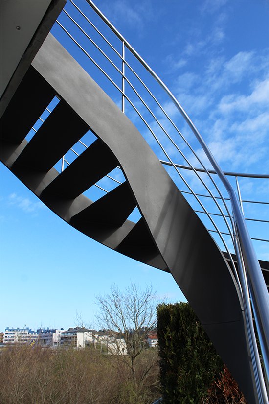escalera_de_hierro_con_barandillas_de_acero_inoxidable_en_san_sebastian_donostia.jpg